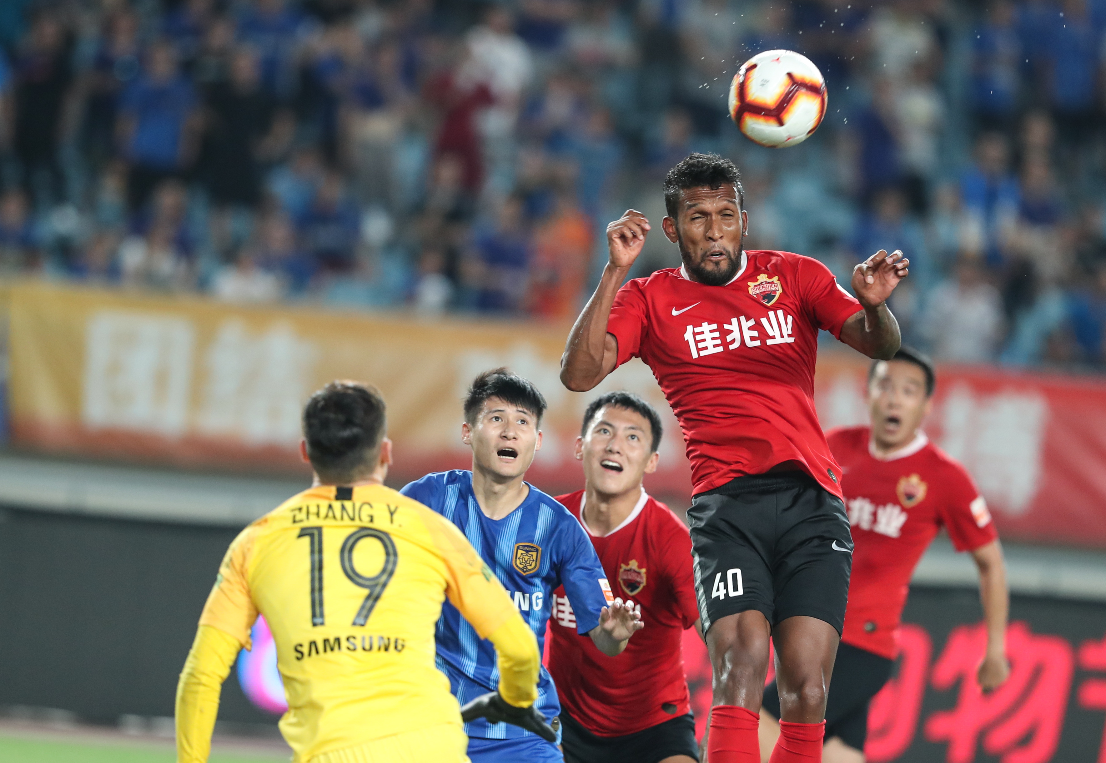 马卡：维尼修斯和皇马续约谈判远未达成，期限与年薪上有分歧（马卡报：皇马与维尼修斯续约受阻，双方在合同年限与薪资上意见不一）